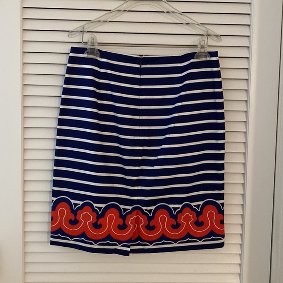 Vineyard Vines Striped Skirt. Size 8. Navy with White Stripes with Detailing - Picture 7 of 10